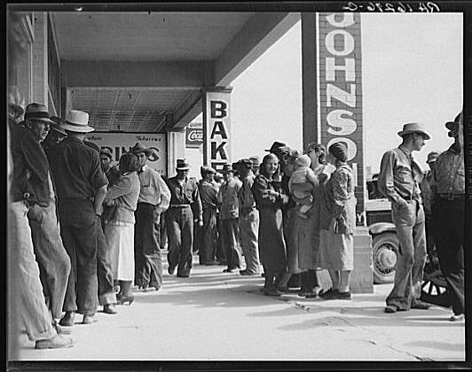 Uma fila de famílias esperando ajuda financeira. Diversos programas de ajuda social foram criados pelo governo dos Estados Unidos a partir de 1933.