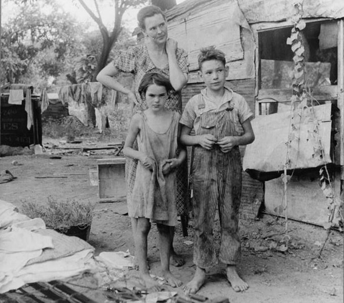 A Grande Depressão causou pobreza geral nos Estados Unidos e em diversos países do mundo. Aqui, uma família desempregada, vivendo em condições miseráveis, em Elm Grove, Califórnia, Estados Unidos.